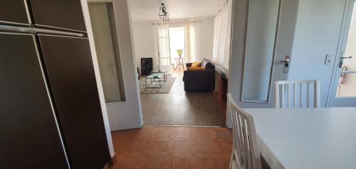 Sanary-sur-Mer Apartamento | Appartement entier au dessus de villa, climatisation réversible poêle à bois tres chaleureux , wi fi parking privée gratuit situation 500 m, plage et centre ville