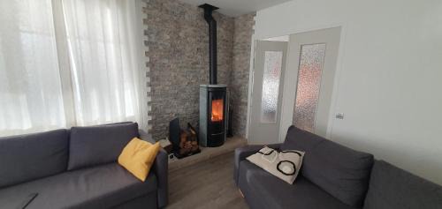 Sanary-sur-Mer Apartamento | Appartement entier au dessus de villa, climatisation réversible poêle à bois tres chaleureux , wi fi parking privée gratuit situation 500 m, plage et centre ville