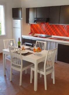 Sanary-sur-Mer Apartamento | Appartement entier au dessus de villa, climatisation réversible poêle à bois tres chaleureux , wi fi parking privée gratuit situation 500 m, plage et centre ville