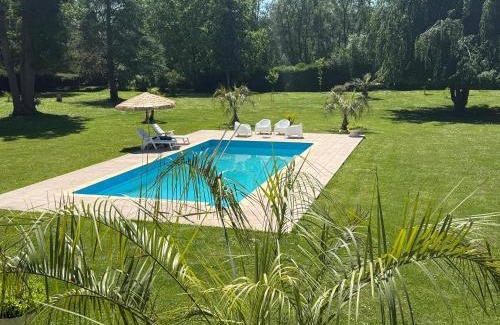 Isles-les-Villenoy Apartamento | Appartement familial au bord de la Marne, jardin tropical , piscine, tennis, terrasse, parking gratuit proche Disneyland