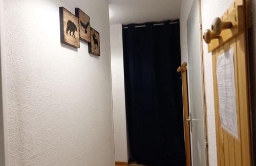 Areches Apartamento | Appartement familial à Arêches-Beaufort - 6 pers, 3 chambres, terrasse, piscine, proche ski et village - FR-1-342-166