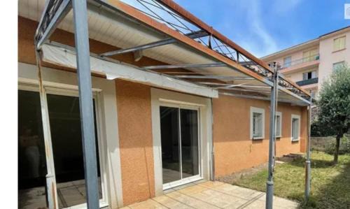 Saint-Bonnet-de-Mure Apartamento | Appartement jardin 4 couchages proche aéroport Groupama stadium eurexpo