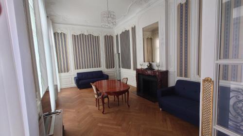 Beziers City Centre Apartamento | Appartement Haussmannien face aux halles