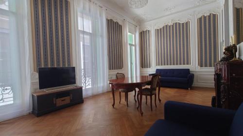 Beziers City Centre Apartamento | Appartement Haussmannien face aux halles