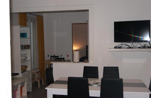 Cote Ouest Ormeaux Apartamento | appartement individuelle refais a neuf,ds maison de maître,6 couchages dont un lit kingsize,cuisine avec lave vaisselle,rue privative pour se garer, accessibilité au jardin