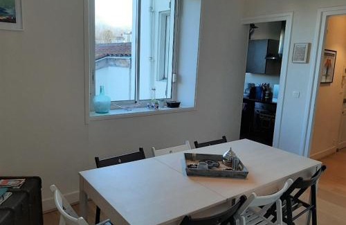 Hendaye Apartamento | Appartement lumineux à Hendaye centre, 2 chambres, proche commerces et gare, WiFi inclus - FR-1-239-490
