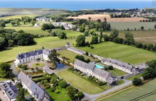 Commes Apartamento | Appartement lumineux et cosy avec jardin vue sur chateau près Port en Bessin, Bayeux et Omaha Beach
