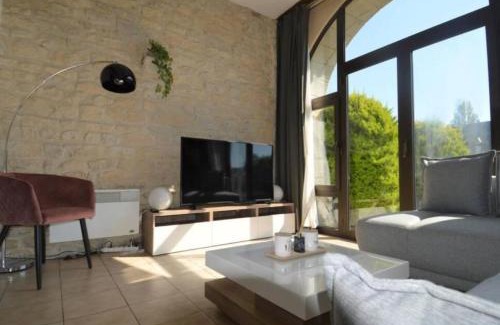 Commes Apartamento | Appartement lumineux et cosy avec jardin vue sur chateau près Port en Bessin, Bayeux et Omaha Beach