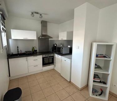 Meze Apartamento | Appartement moderne en résidence avec piscine