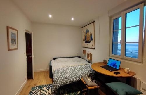 Luc-sur-Mer Apartamento | Appartement moderne, vue mer