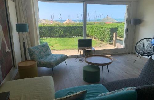 Oostduinkerke-Bad Apartamento | Appartement OP het strand, enfin, zo goed als.