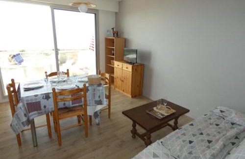 Notre-Dame-de-Monts Apartamento | Appartement pour 6 personnes à 10m des plages, animaux acceptés, parking - FR-1-540-244