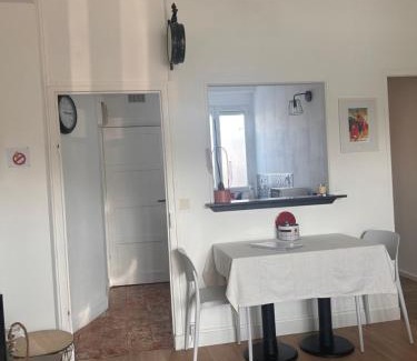 Ouistreham Apartamento | Appartement proximité bord de mer parking privé