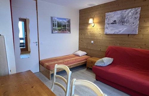 Meribel-Mottaret Apartamento | Appartement rénové à Méribel, 1 chambre, 3 couchages, balcon, accès pistes, casier à skis, WIFI - FR-1-355-175