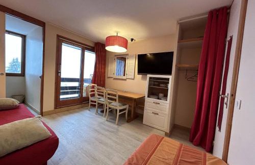 Meribel-Mottaret Apartamento | Appartement rénové à Méribel, 1 chambre, 3 couchages, balcon, accès pistes, casier à skis, WIFI - FR-1-355-175