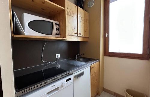 Meribel-Mottaret Apartamento | Appartement rénové à Méribel, 1 chambre, 3 couchages, balcon, accès pistes, casier à skis, WIFI - FR-1-355-175