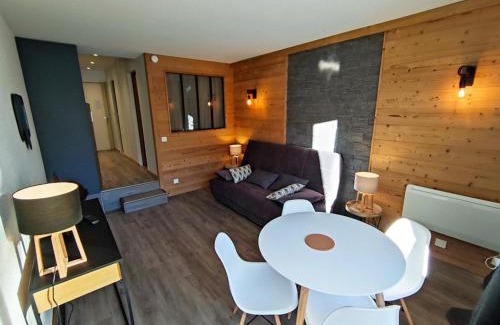 Isola Apartamento | Appartement Rénové 2P avec Balcon Sud, Front de Neige, au Pied des Pistes - FR-1-292-64