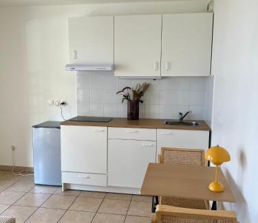 Colombes Apartamento | Appartement Rénové au Cœur du Quartier Commerçant