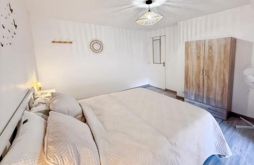 Vic-sur-Cere Apartamento | Appartement rénové, lumineux au centre de Vic
