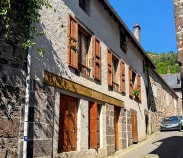 Vic-sur-Cere Apartamento | Appartement rénové, lumineux au centre de Vic