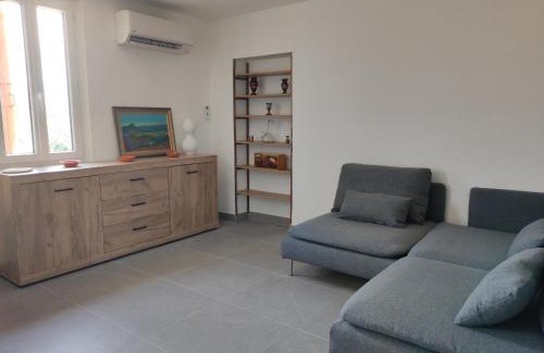 Palau-del-Vidre Apartamento | Appartement rénové avec clim, piscine, WiFi et parking à Palau-del-Vidre - FR-1-776-108