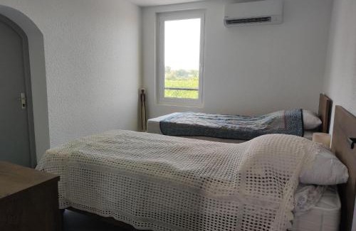 Palau-del-Vidre Apartamento | Appartement rénové avec clim, piscine, WiFi et parking à Palau-del-Vidre - FR-1-776-108