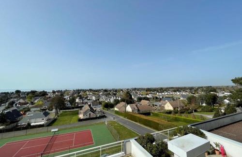 Jullouville Apartamento | Appartement rénové avec tennis privé, parking et vue mer - FR-1-361-162
