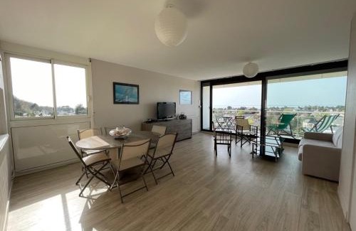 Jullouville Apartamento | Appartement rénové avec tennis privé, parking et vue mer - FR-1-361-162