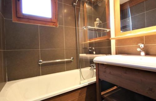 Montchavin Apartamento | Appartement rénové proche centre, 2 chambres, 6 pers, balcon, casiers à skis - FR-1-181-2458