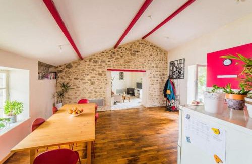 Eymoutiers Apartamento | Appartement rouge avec jardin
