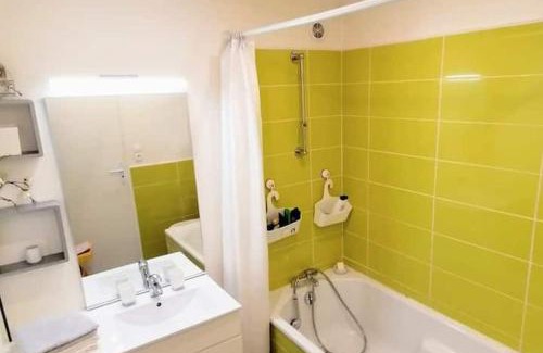 Eymoutiers Apartamento | Appartement rouge avec jardin