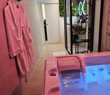 Clermont-l'Herault Apartamento | Appartement SPA - Lovers Suite