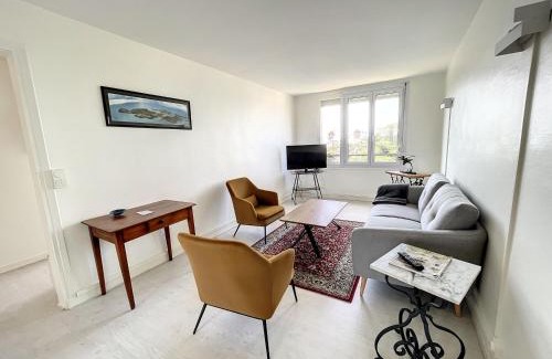 Donville-les-Bains Apartamento | Appartement spacieux près de la plage et commerces, 4 couchages - FR-1-361-433