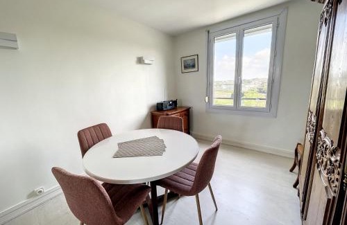 Donville-les-Bains Apartamento | Appartement spacieux près de la plage et commerces, 4 couchages - FR-1-361-433