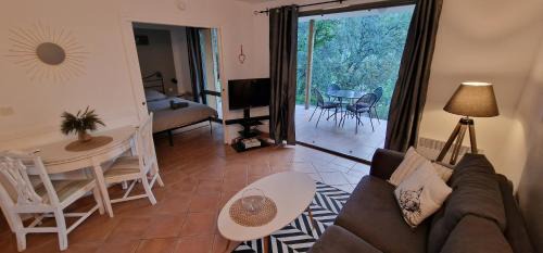Saumane-de-Vaucluse Apartamento | Appartement sur golf de L'Isle-Sur-La-Sorgue