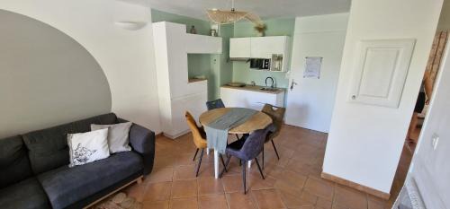 Saumane-de-Vaucluse Apartamento | Appartement sur golf de L'Isle-Sur-La-Sorgue