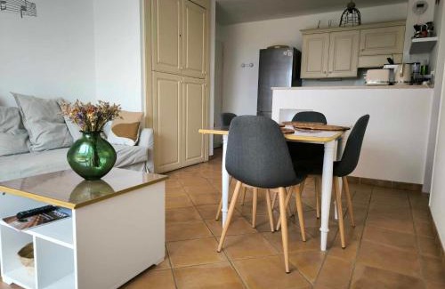 Saumane-de-Vaucluse Apartamento | Appartement T2 magnifique vue sur golf avec climatisation avec piscine