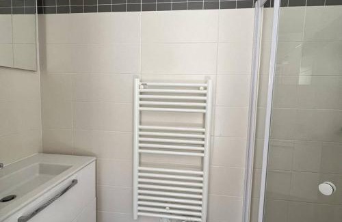 Cambo-les-Bains Apartamento | Appartement T1 bis à Cambo, proche thermes et centre, RDC, terrasse, parking, internet, animal toléré - FR-1-495-12