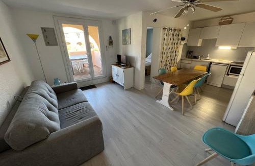 Port Leucate Apartamento | Appartement T2 climatisé, rénové, proche plage, avec terrasse et parking - Port Leucate - FR-1-81-586
