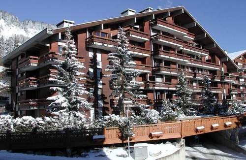 Anzere Apartamento | Apartamento con terraza incluida una entrada; Armario, un dormitorio con 2 camas individuales y un baño.