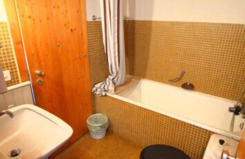 Anzere Apartamento | Apartamento con terraza incluida una entrada; Armario, un dormitorio con 2 camas individuales y un baño.
