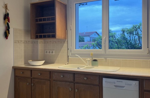 Ciboure Apartamento | Piso con terraza con vistas al mar situado en la planta baja de una casa vasca