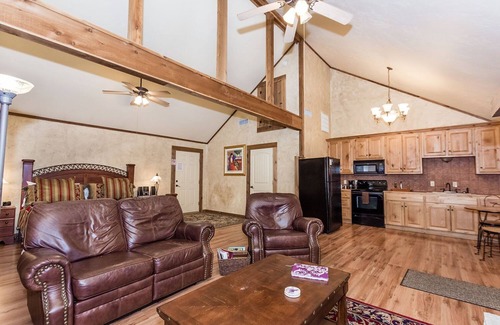 Fredericksburg Cabina | Appian Way Avalon Cottage - Private Hot Tub - 4 Min. to Downtown