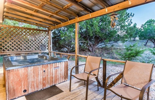 Fredericksburg Cabina | Appian Way Avalon Cottage - Private Hot Tub - 4 Min. to Downtown
