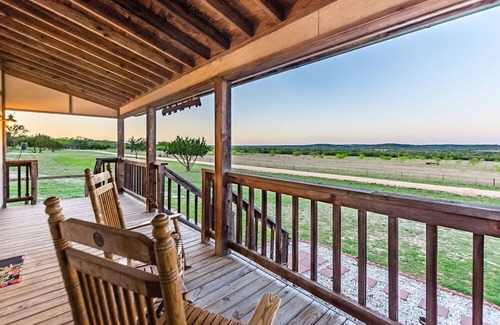 Fredericksburg Cabina | Appian Way Avalon Cottage - Private Hot Tub - 4 Min. to Downtown