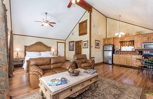 Fredericksburg Cabaña | Appian Way Tuscan Cottage - Private Hot Tub - 4 min. to downtown - Wildlife