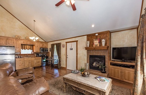 Fredericksburg Cabaña | Appian Way Tuscan Cottage - Private Hot Tub - 4 min. to downtown - Wildlife