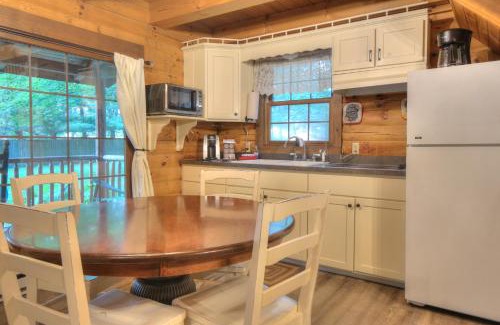 Millersburg Casa | Apple Blossom Cabin by Amish Country Lodging