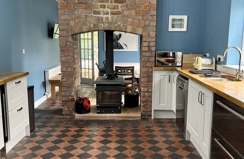 Wigtown Cabaña | Apple cottage: A cosy cottage with log burners and mature garden. Pet-friendly.