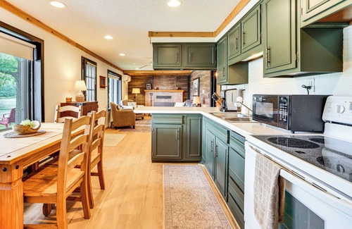 Somerset Casa | Apple Lake Retreat w/ Outdoor Entertainment Space